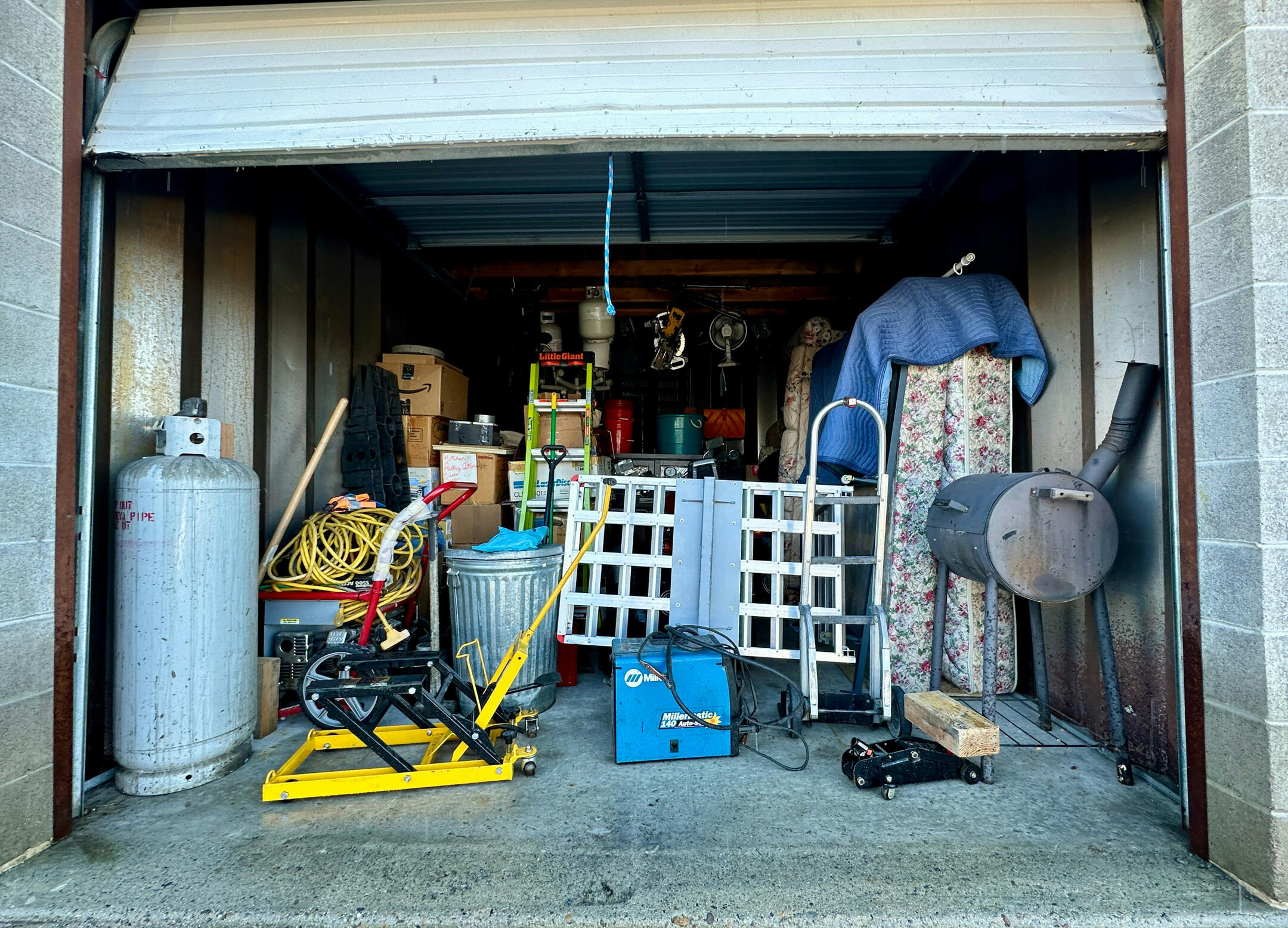 Garage Anaheim property cleanout and trash out services
